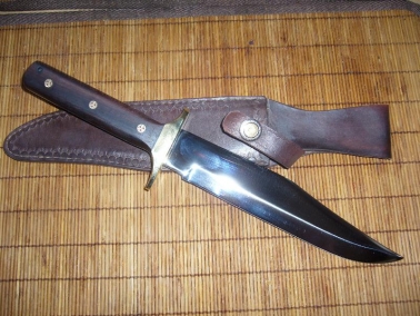 Klasszikus stílusú bowie kés szegecselt poliszander fa markolattal és sárgaréz ujjvédővel.